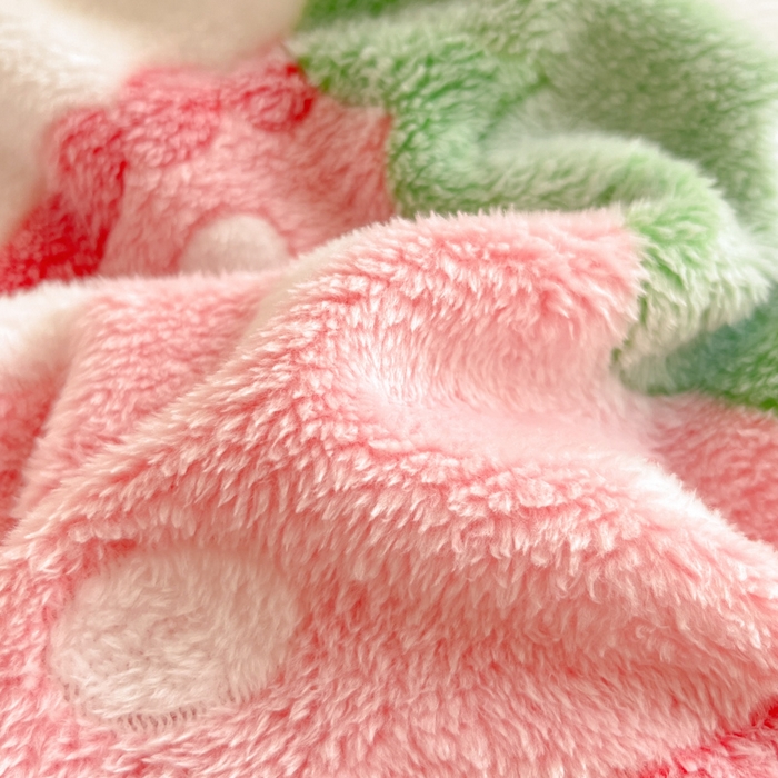 91家纺网 家纺一手货源 找家纺 川悦生活 2025新款立体雪花绒印花大床四件套系列二场景一 啵啵草莓