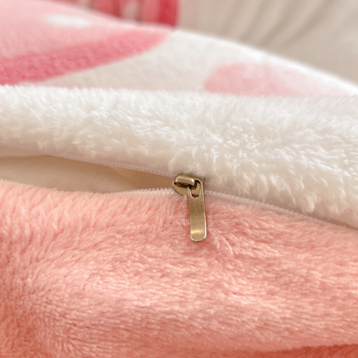 91家纺网 家纺一手货源 找家纺 川悦生活 2025新款立体雪花绒印花大床四件套系列二场景一 啵啵草莓