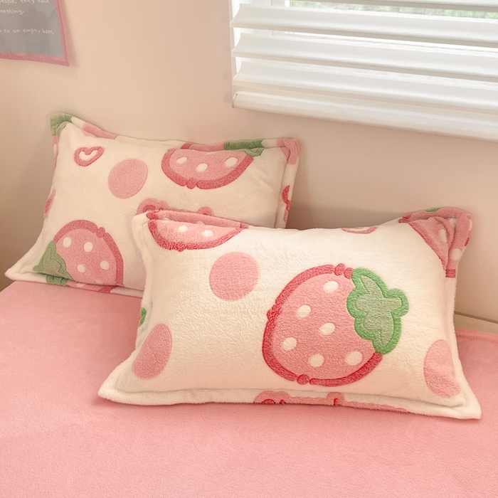 91家纺网 家纺一手货源 找家纺 川悦生活 2025新款立体雪花绒印花大床四件套系列二场景一 啵啵草莓