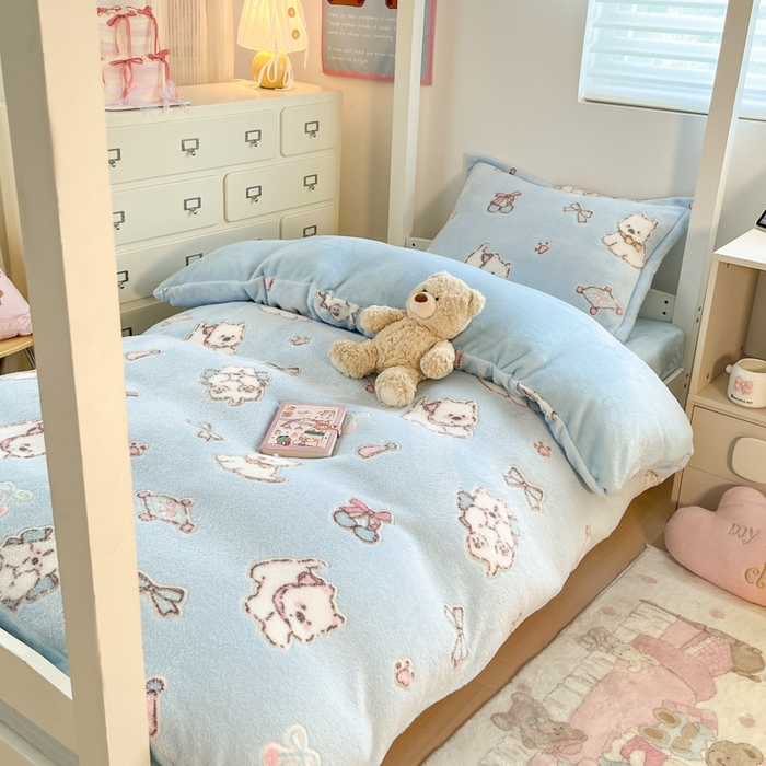 91家纺网 家纺一手货源 找家纺 川悦生活 2025新款立体雪花绒印花四件套学生床系列二场景一 奶蓝小汪蓝