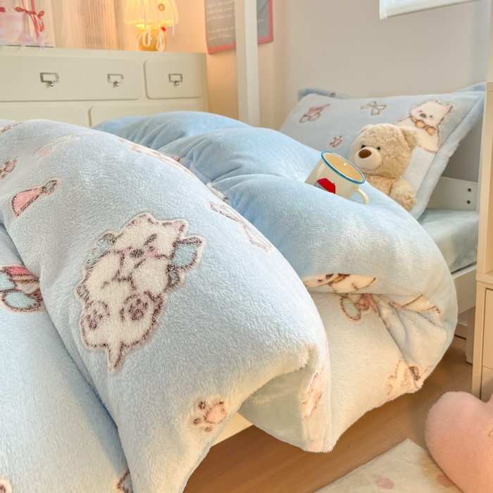 91家纺网 家纺一手货源 找家纺 川悦生活 2025新款立体雪花绒印花四件套学生床系列二场景一 奶蓝小汪蓝