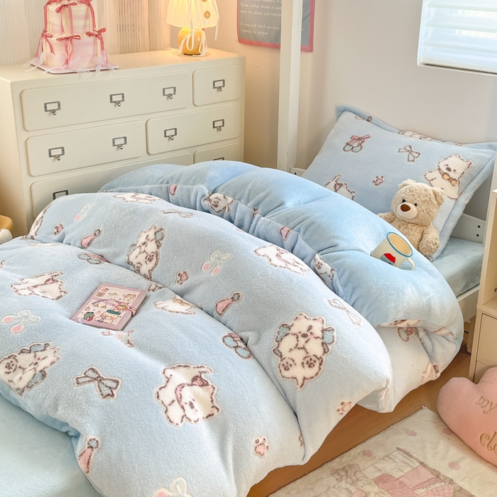 91家纺网 家纺一手货源 找家纺 川悦生活 2025新款立体雪花绒印花四件套学生床系列二场景一 奶蓝小汪蓝