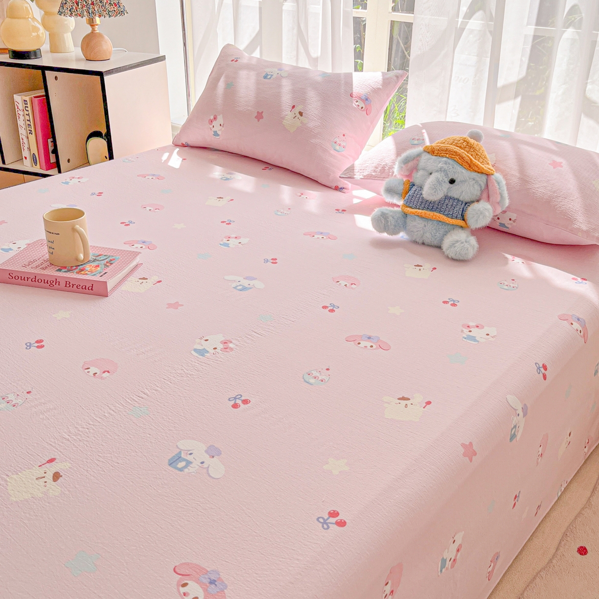 91家纺网 家纺一手货源 找家纺 韩巢家纺 2025新款双层纱儿童卡通风床单寝室单人学生宿舍单床单床单单件单品床单 萌物家族