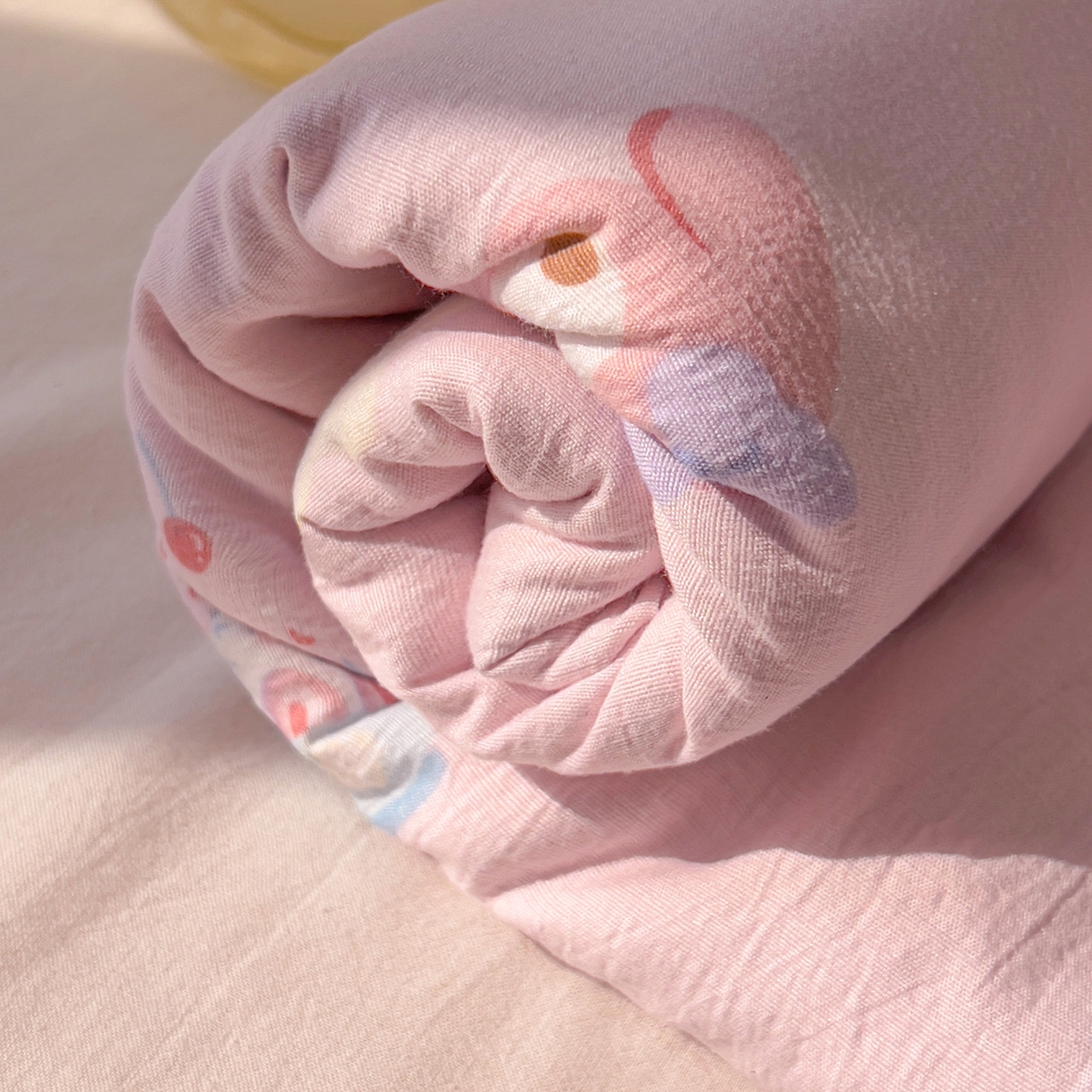 91家纺网 家纺一手货源 找家纺 韩巢家纺 2025新款双层纱儿童卡通风床单寝室单人学生宿舍单床单床单单件单品床单 萌物家族