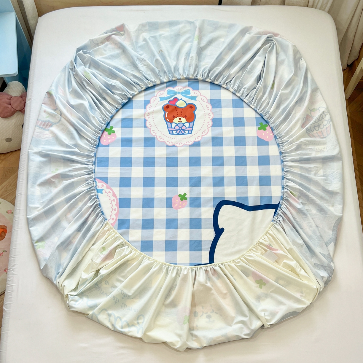 91家纺网 家纺一手货源 找家纺 金爱家 2025新款三丽鸥全棉床笠 单品纯棉-kt和熊