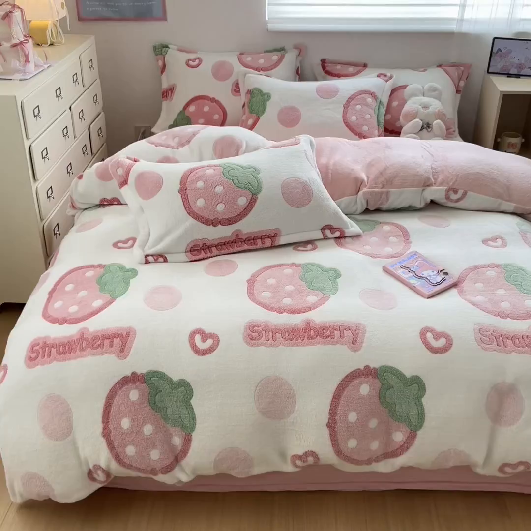 91家纺网 家纺一手货源 找家纺 川悦生活 2025新款立体雪花绒印花大床四件套系列二场景一 啵啵草莓