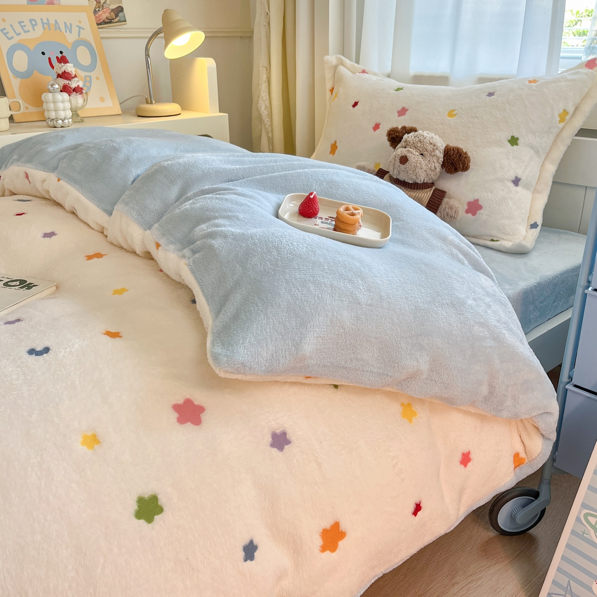 91家纺网 家纺一手货源 找家纺 川悦生活 2025新款立体雪花绒印花四件套学生床系列二场景一 奶昔星星