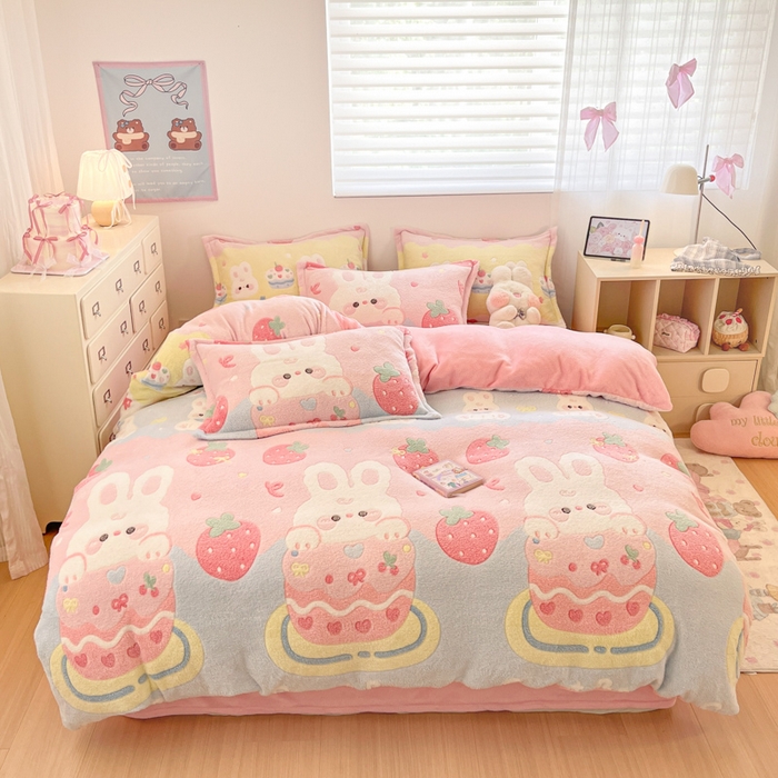 91家纺网 家纺一手货源 找家纺 川悦生活 2025新款立体雪花绒印花大床四件套系列二场景一 蛋糕小兔