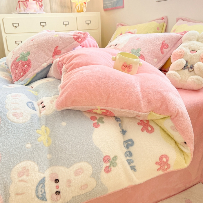 91家纺网 家纺一手货源 找家纺 川悦生活 2025新款立体雪花绒印花大床四件套系列二场景一 蛋糕小兔