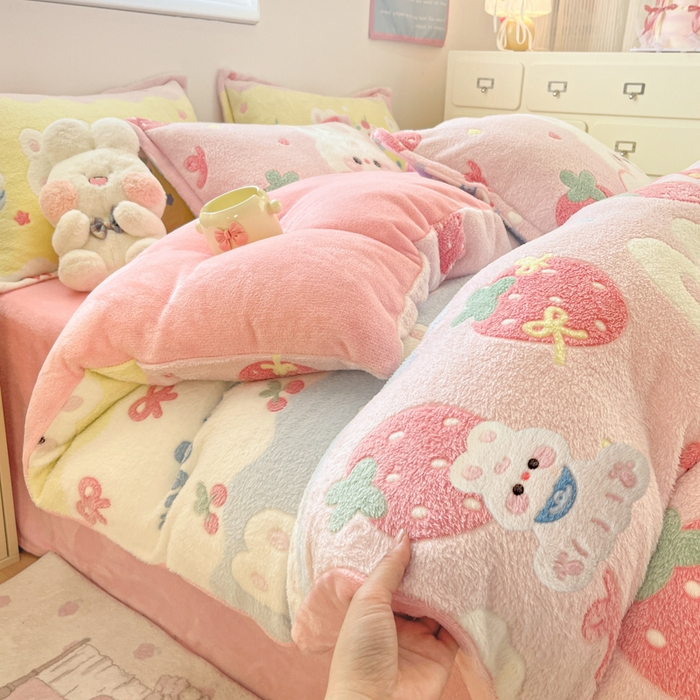 91家纺网 家纺一手货源 找家纺 川悦生活 2025新款立体雪花绒印花大床四件套系列二场景一 蛋糕小兔