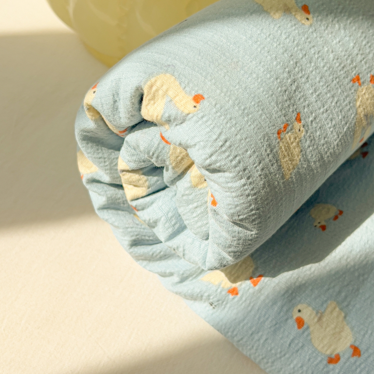 91家纺网 家纺一手货源 找家纺 韩巢家纺 2025新款双层纱儿童卡通风床单寝室单人学生宿舍单床单床单单件单品床单 向天歌大鹅