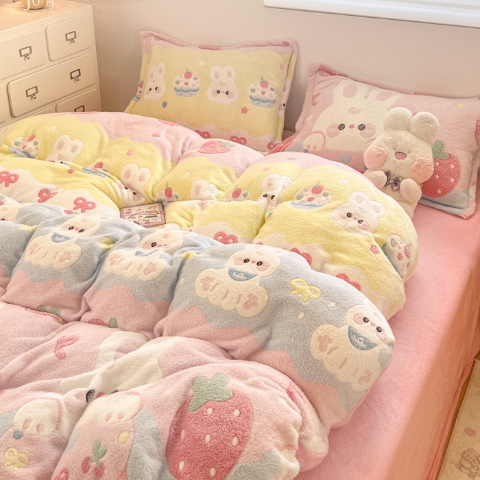 91家纺网 家纺一手货源 找家纺 川悦生活 2025新款立体雪花绒印花大床四件套系列二场景一 蛋糕小兔