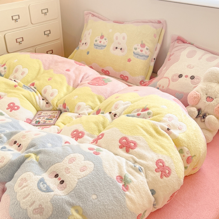 91家纺网 家纺一手货源 找家纺 川悦生活 2025新款立体雪花绒印花大床四件套系列二场景一 蛋糕小兔