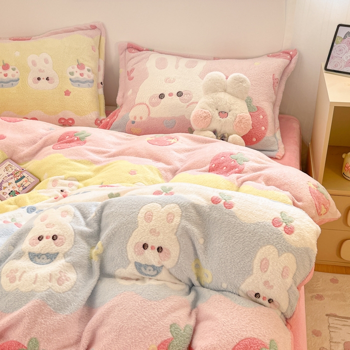 91家纺网 家纺一手货源 找家纺 川悦生活 2025新款立体雪花绒印花大床四件套系列二场景一 蛋糕小兔