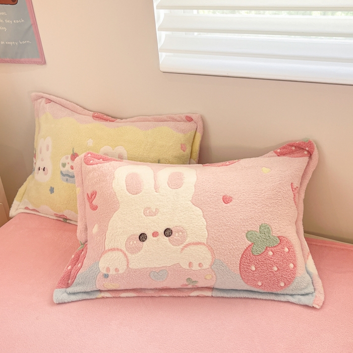 91家纺网 家纺一手货源 找家纺 川悦生活 2025新款立体雪花绒印花大床四件套系列二场景一 蛋糕小兔