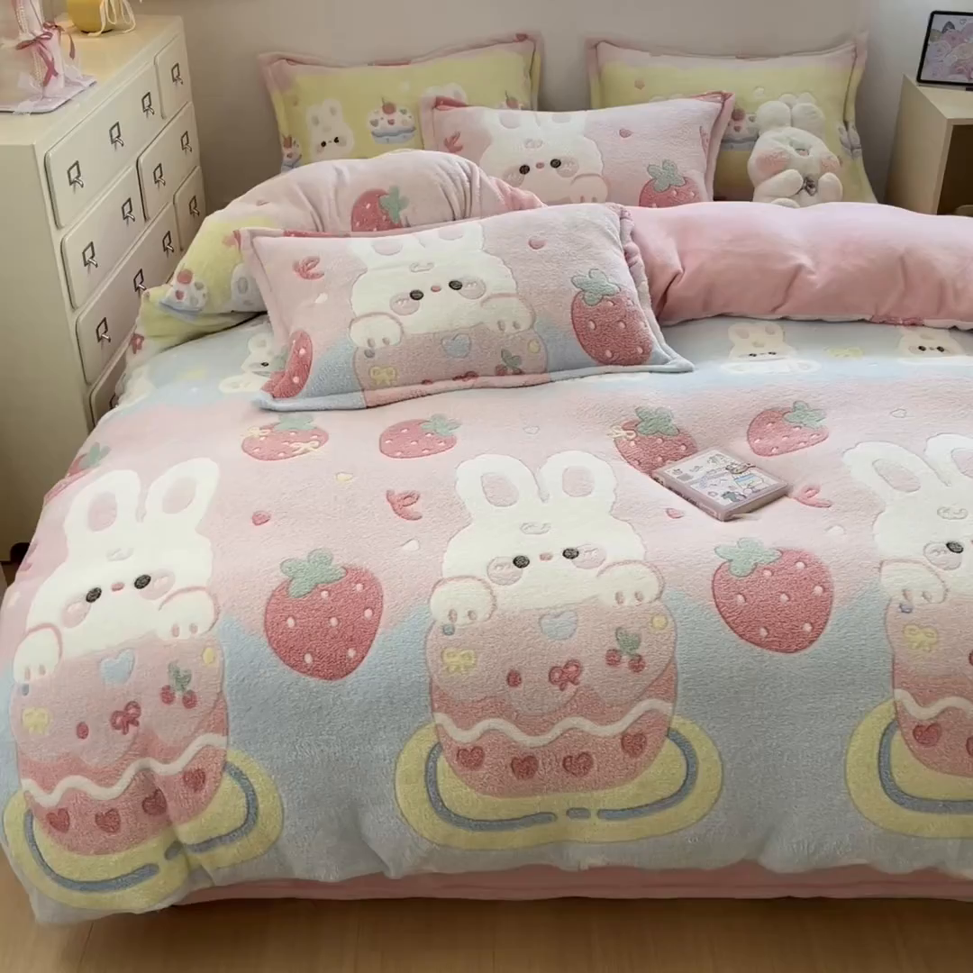 91家纺网 家纺一手货源 找家纺 川悦生活 2025新款立体雪花绒印花大床四件套系列二场景一 蛋糕小兔
