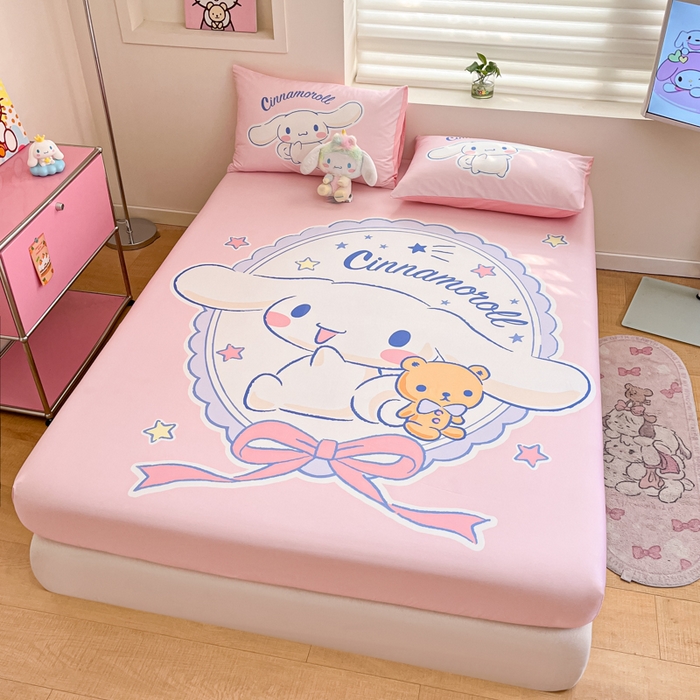 91家纺网 家纺一手货源 找家纺 金爱家 2025新款三丽鸥全棉床笠 棉单品-小熊玉桂狗粉