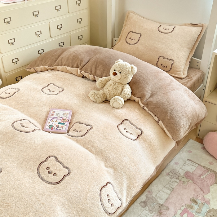 川悦生活 2025新款立体雪花绒印花四件套学生床系列二场景一 曲奇小熊