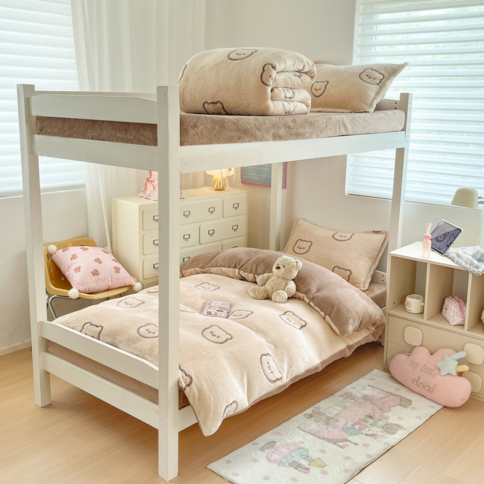 91家纺网 家纺一手货源 找家纺 川悦生活 2025新款立体雪花绒印花四件套学生床系列二场景一 曲奇小熊