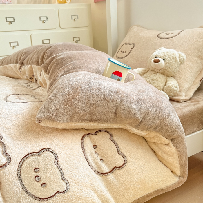 91家纺网 家纺一手货源 找家纺 川悦生活 2025新款立体雪花绒印花四件套学生床系列二场景一 曲奇小熊