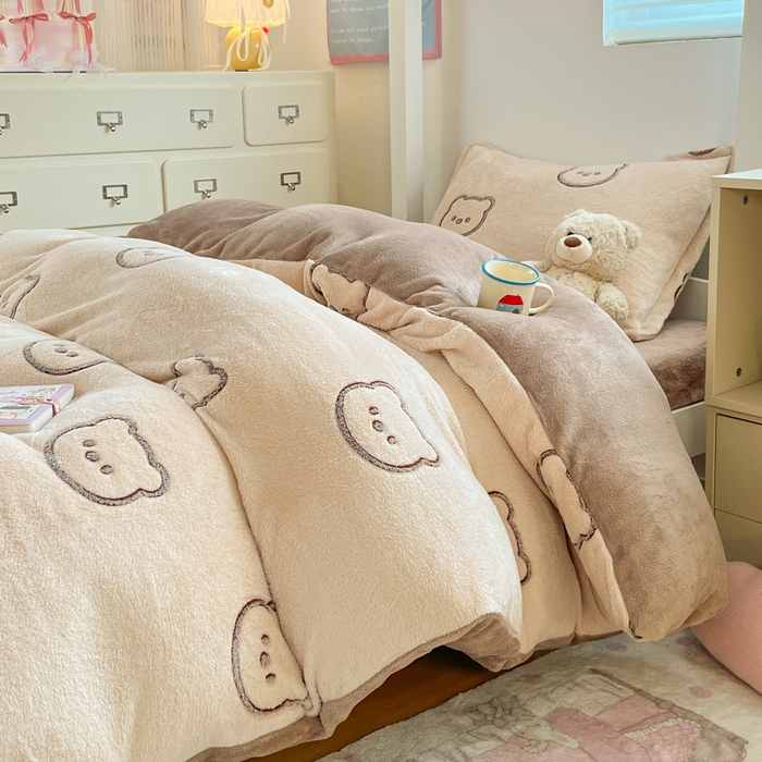 91家纺网 家纺一手货源 找家纺 川悦生活 2025新款立体雪花绒印花四件套学生床系列二场景一 曲奇小熊