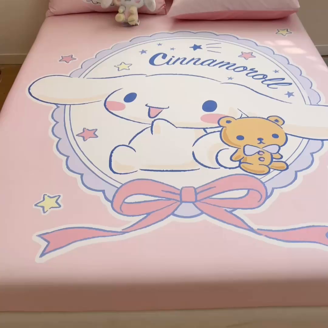 91家纺网 家纺一手货源 找家纺 金爱家 2025新款三丽鸥全棉床笠 棉单品-小熊玉桂狗粉