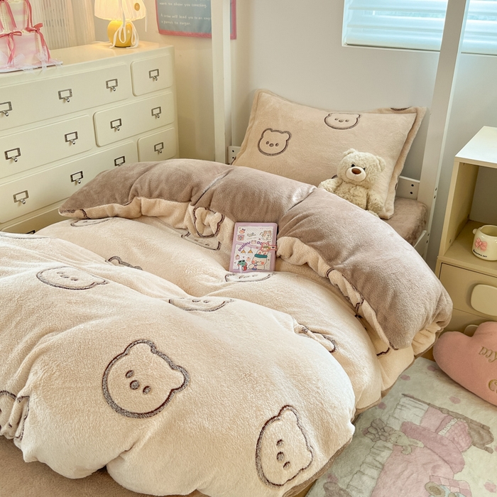 91家纺网 家纺一手货源 找家纺 川悦生活 2025新款立体雪花绒印花四件套学生床系列二场景一 曲奇小熊