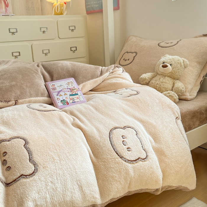 91家纺网 家纺一手货源 找家纺 川悦生活 2025新款立体雪花绒印花四件套学生床系列二场景一 曲奇小熊