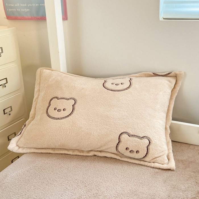 91家纺网 家纺一手货源 找家纺 川悦生活 2025新款立体雪花绒印花四件套学生床系列二场景一 曲奇小熊