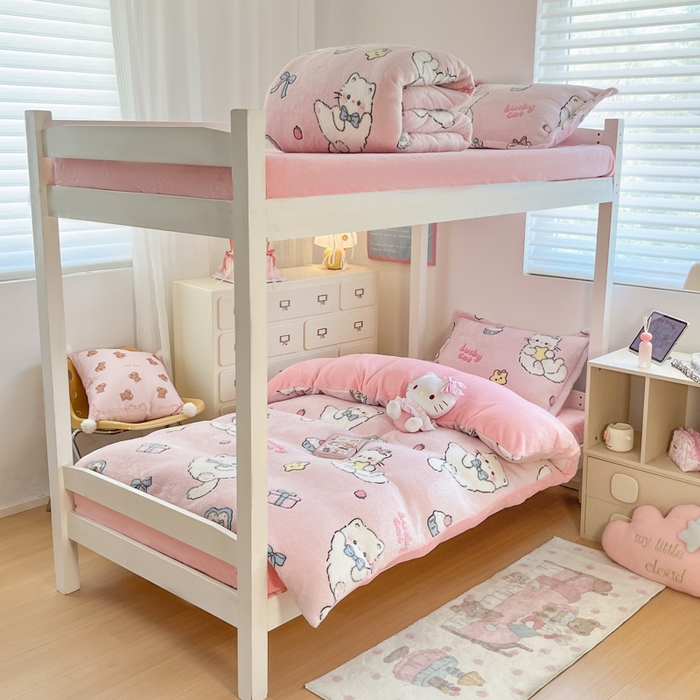 91家纺网 家纺一手货源 找家纺 川悦生活 2025新款立体雪花绒印花四件套学生床系列二场景一 甜梦小猫