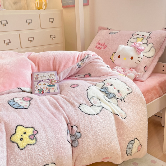 91家纺网 家纺一手货源 找家纺 川悦生活 2025新款立体雪花绒印花四件套学生床系列二场景一 甜梦小猫