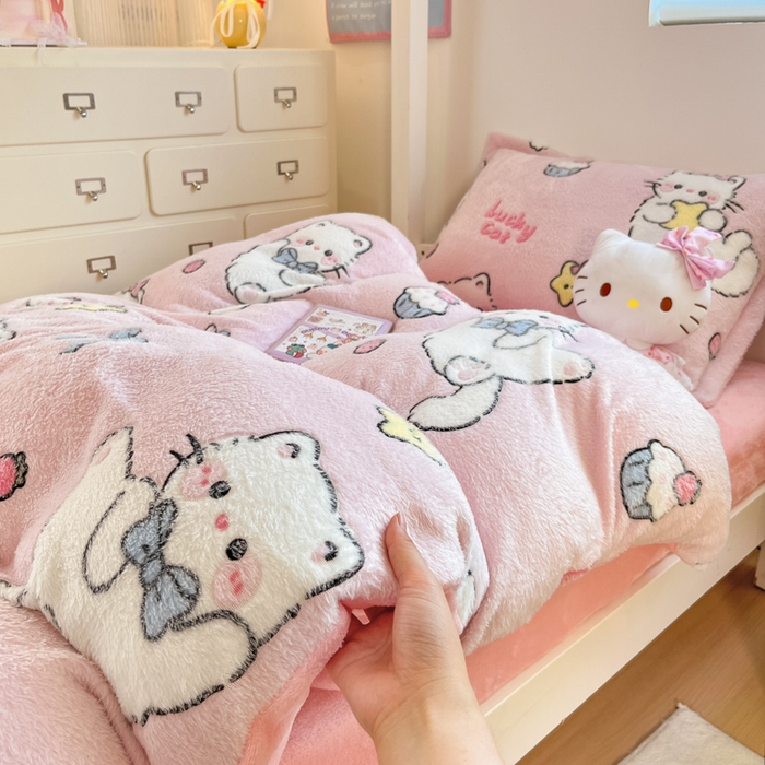 91家纺网 家纺一手货源 找家纺 川悦生活 2025新款立体雪花绒印花四件套学生床系列二场景一 甜梦小猫
