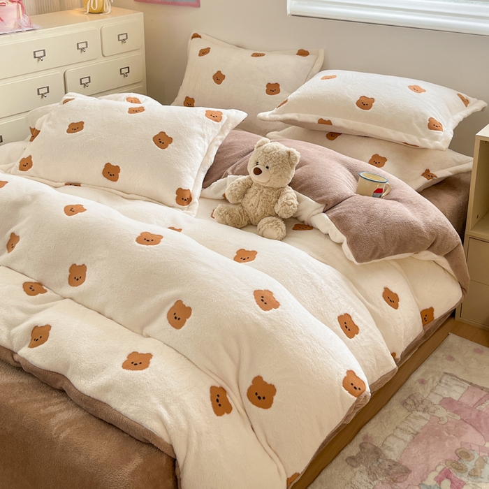 91家纺网 家纺一手货源 找家纺 川悦生活 2025新款立体雪花绒印花大床四件套系列二场景一 豆奶小熊