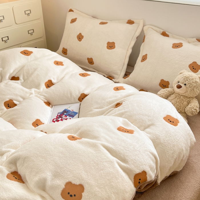 91家纺网 家纺一手货源 找家纺 川悦生活 2025新款立体雪花绒印花大床四件套系列二场景一 豆奶小熊