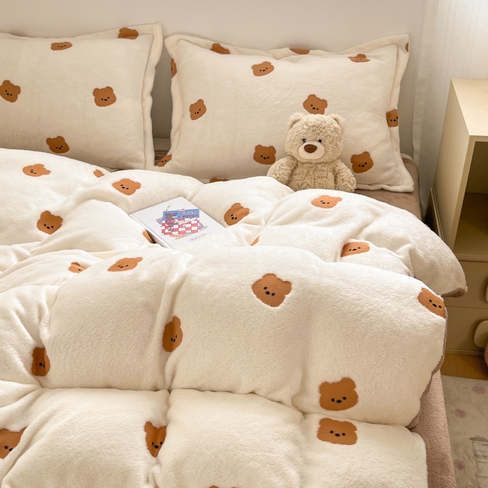 91家纺网 家纺一手货源 找家纺 川悦生活 2025新款立体雪花绒印花大床四件套系列二场景一 豆奶小熊