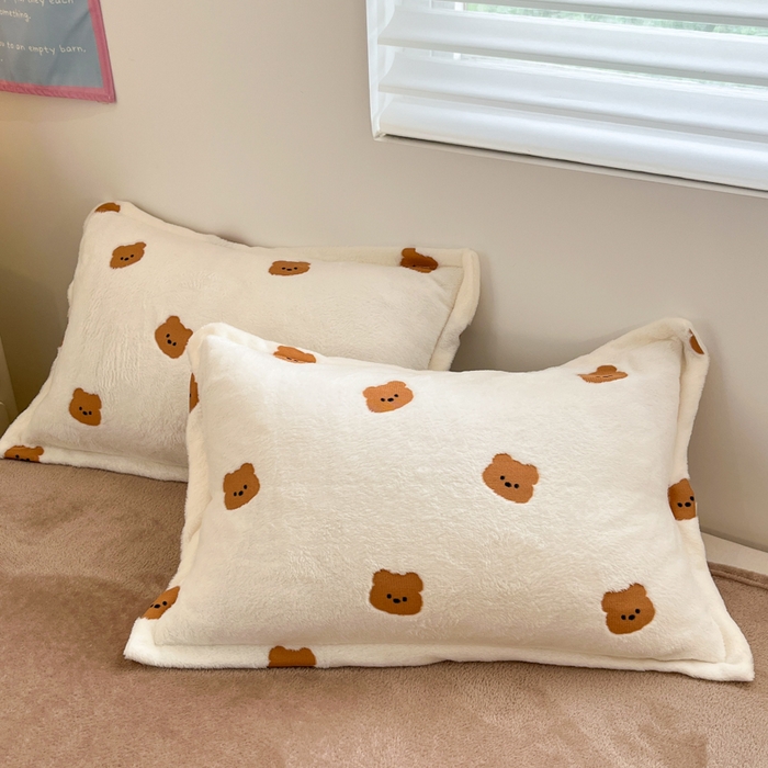 91家纺网 家纺一手货源 找家纺 川悦生活 2025新款立体雪花绒印花大床四件套系列二场景一 豆奶小熊