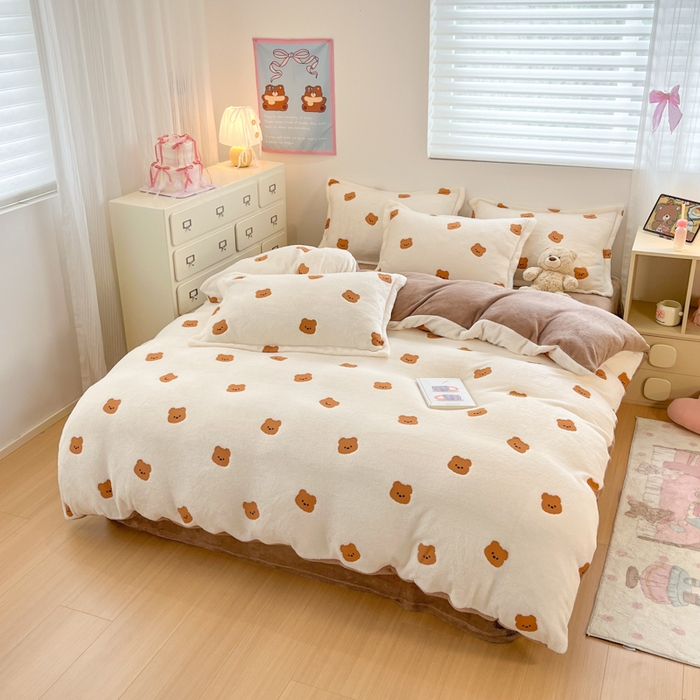 91家纺网 家纺一手货源 找家纺 川悦生活 2025新款立体雪花绒印花大床四件套系列二场景一 豆奶小熊