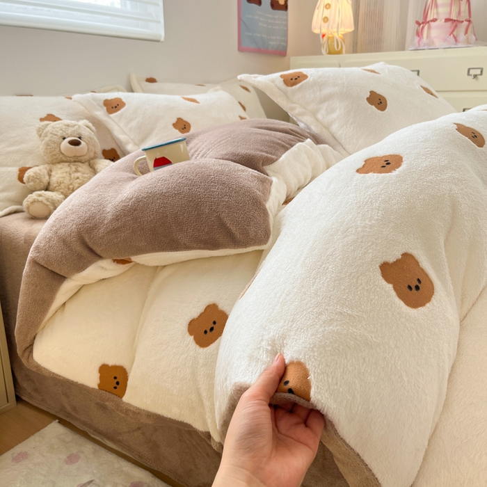 91家纺网 家纺一手货源 找家纺 川悦生活 2025新款立体雪花绒印花大床四件套系列二场景一 豆奶小熊