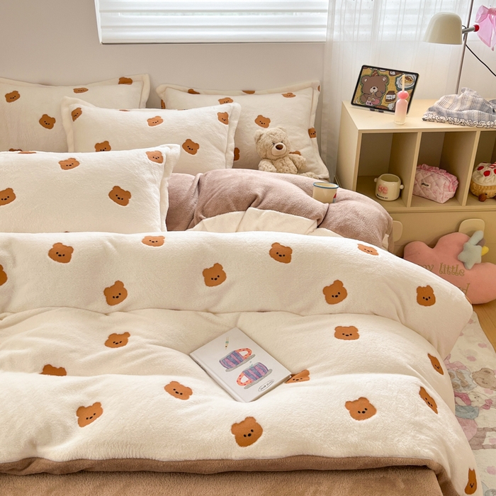 91家纺网 家纺一手货源 找家纺 川悦生活 2025新款立体雪花绒印花大床四件套系列二场景一 豆奶小熊