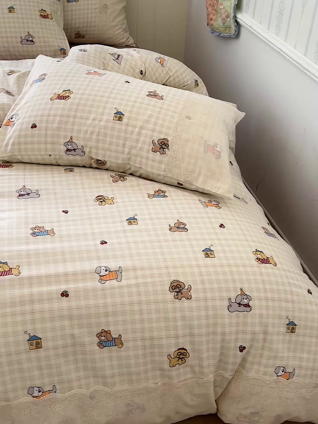 91家纺网 家纺一手货源 找家纺 海岛哥哥 2025新款韩式全棉蕾丝花边软绵绵四件套 格子萌狗