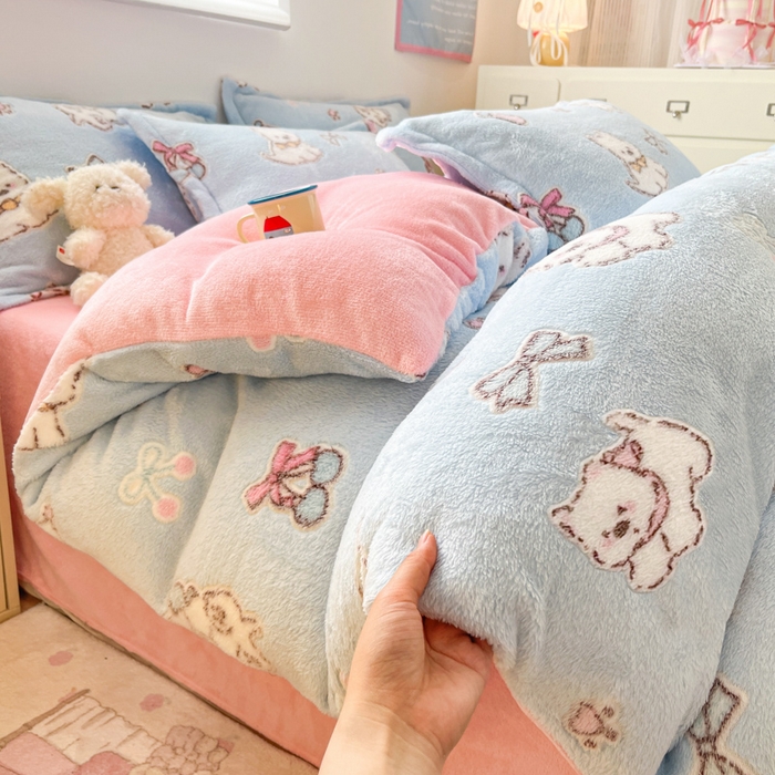 91家纺网 家纺一手货源 找家纺 川悦生活 2025新款立体雪花绒印花大床四件套系列二场景一 奶蓝小汪粉