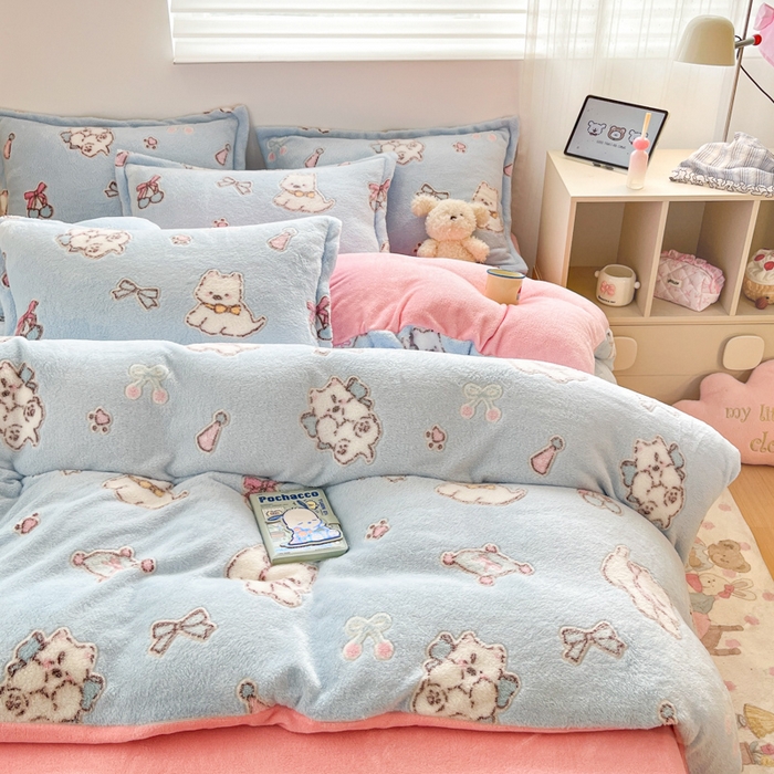 91家纺网 家纺一手货源 找家纺 川悦生活 2025新款立体雪花绒印花大床四件套系列二场景一 奶蓝小汪粉