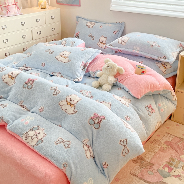 91家纺网 家纺一手货源 找家纺 川悦生活 2025新款立体雪花绒印花大床四件套系列二场景一 奶蓝小汪粉