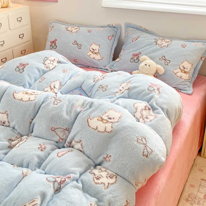 91家纺网 家纺一手货源 找家纺 川悦生活 2025新款立体雪花绒印花大床四件套系列二场景一 奶蓝小汪粉