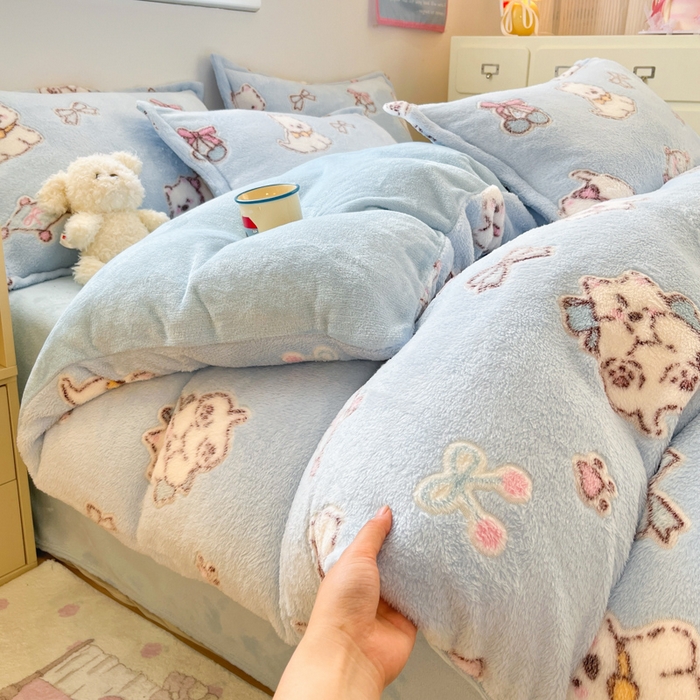 91家纺网 家纺一手货源 找家纺 川悦生活 2025新款立体雪花绒印花大床四件套系列二场景一 奶蓝小汪蓝