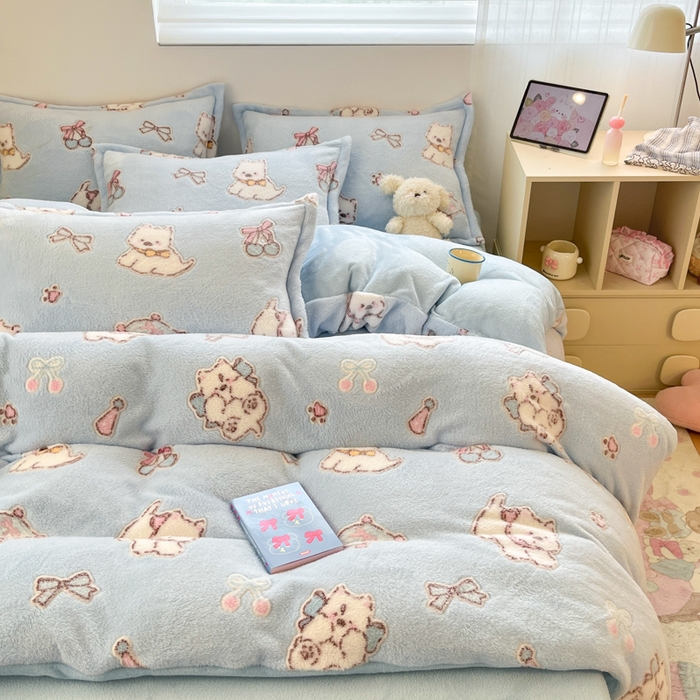 91家纺网 家纺一手货源 找家纺 川悦生活 2025新款立体雪花绒印花大床四件套系列二场景一 奶蓝小汪蓝