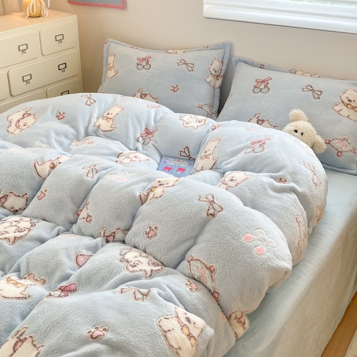 91家纺网 家纺一手货源 找家纺 川悦生活 2025新款立体雪花绒印花大床四件套系列二场景一 奶蓝小汪蓝