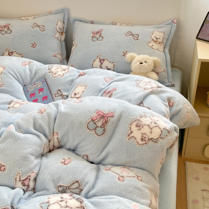 91家纺网 家纺一手货源 找家纺 川悦生活 2025新款立体雪花绒印花大床四件套系列二场景一 奶蓝小汪蓝