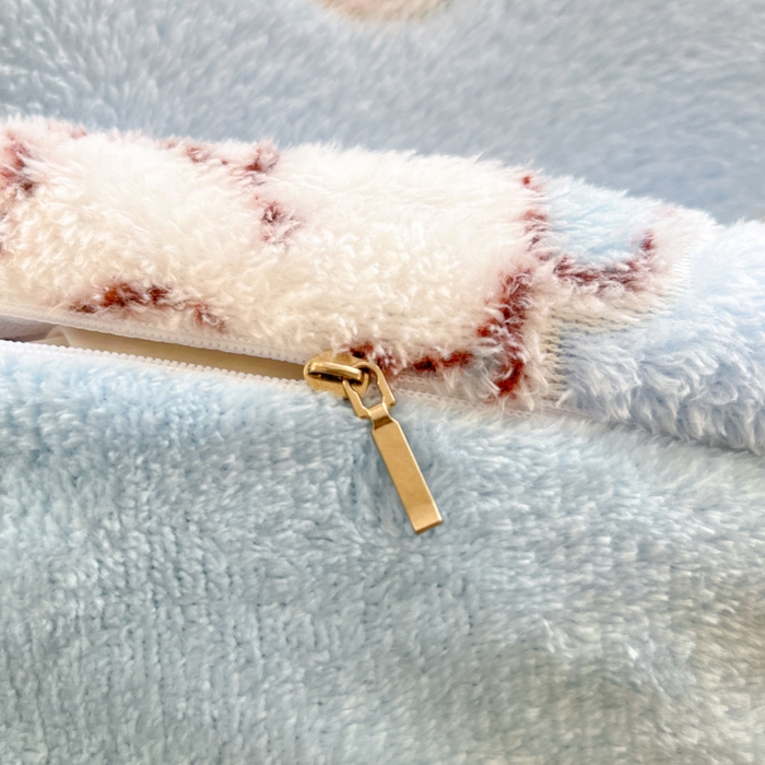 91家纺网 家纺一手货源 找家纺 川悦生活 2025新款立体雪花绒印花大床四件套系列二场景一 奶蓝小汪蓝