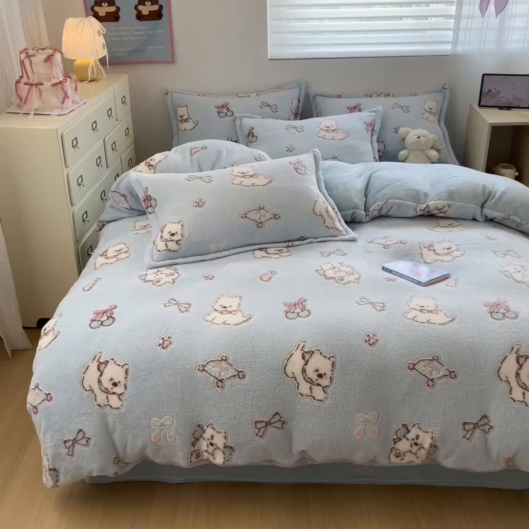 91家纺网 家纺一手货源 找家纺 川悦生活 2025新款立体雪花绒印花大床四件套系列二场景一 奶蓝小汪蓝